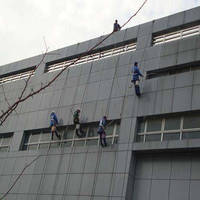 東莞市鴻新公司 專業外墻清洗，24小時服務保障