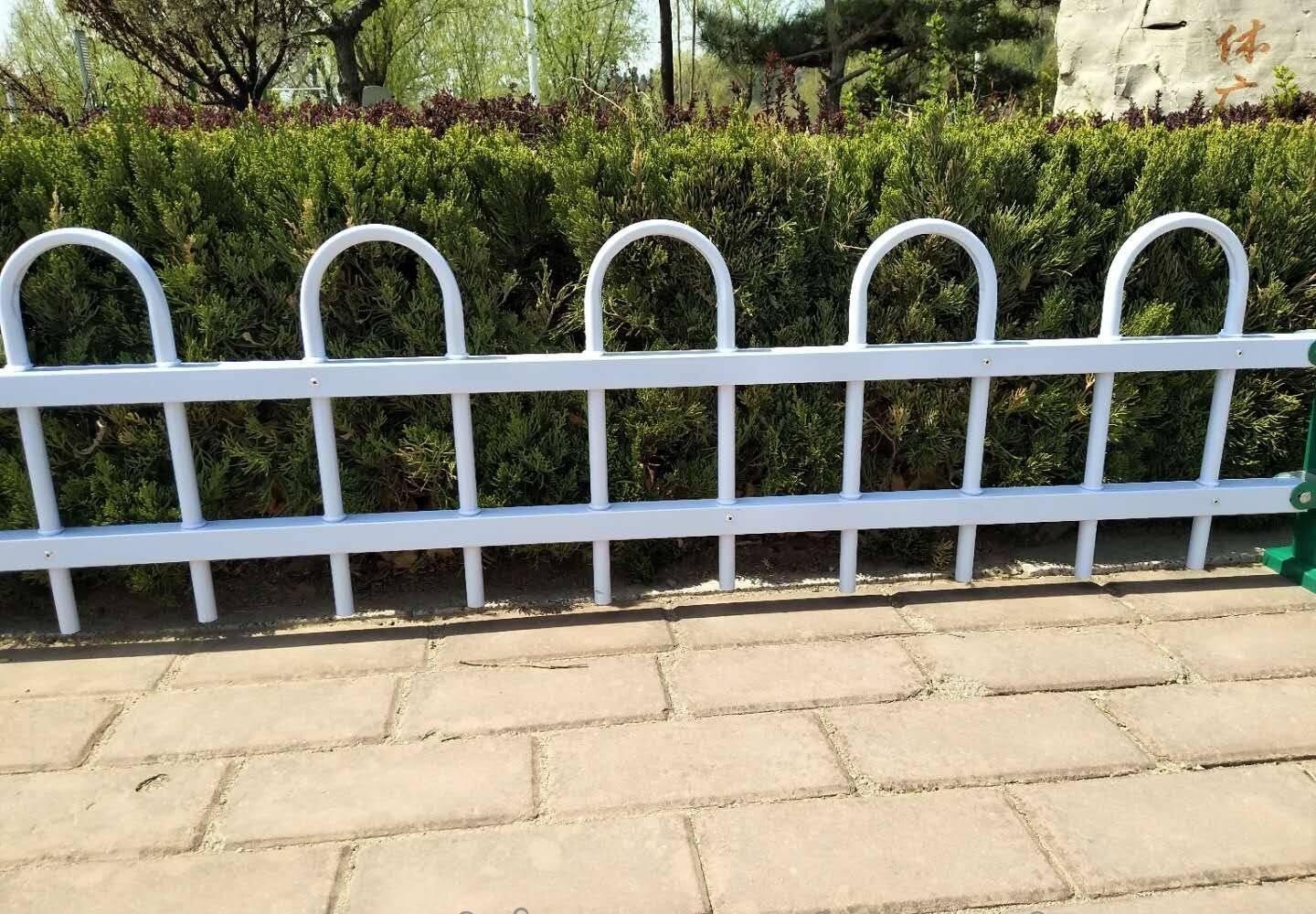 河北省保定市道路綠化帶鋅鋼草坪護(hù)欄 工廠直銷，品質(zhì)與實(shí)惠的完美結(jié)合